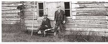 Uula Morottaja and T.I. Itkonen at a house at Talvitupalompolo. Photographer Frans im. Siida, Matti Valle's archives.