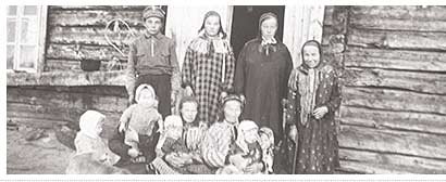 People from Lusmaniemi in the summer of 1942. In the back are Iisakki Paadar, Maarit, Kaisa and Mrs. Anni Paadar. Ahead of them are Kala-Martti's wife Elli-Mari with children, Lusmaniemi's daughter-in-law Kanttas-Mari and Kanttas-Mari's mother. The children in the front row are Inka Rauna, Anna Maria, Birit Anni, Kaisu and Aili Maarit. Siida, Pekka Metsola's archives