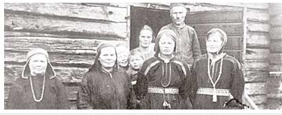 Markkinoilla koreiltiin helmill. Saara Aikio, Mikko Palokangas, Maria Morottaja (Ranta Mrj), Elsa Aikio, Johannes Morottaja, Olga Morottaja, Anna-Briita Mattus ja Paul Vallen emnt vuonna 1920. Museovirasto.